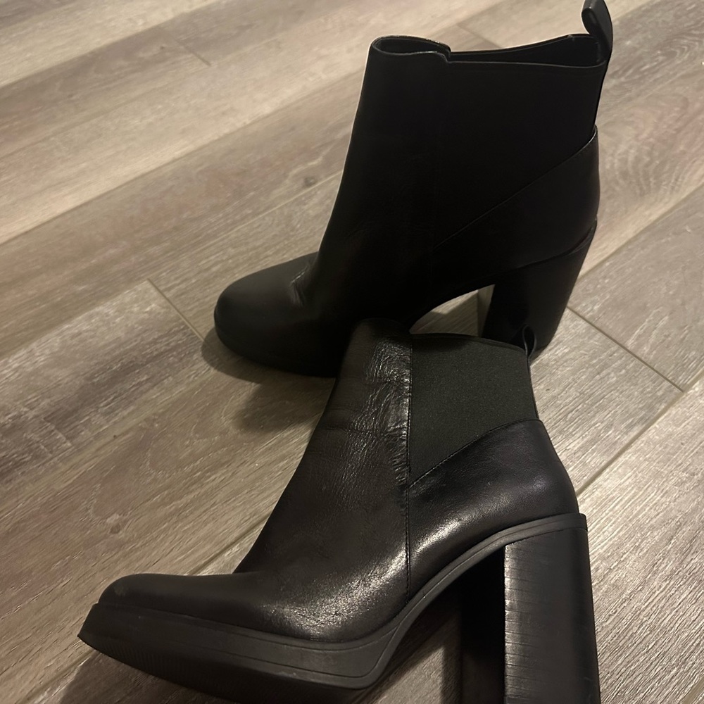 Steve Madden black short boots